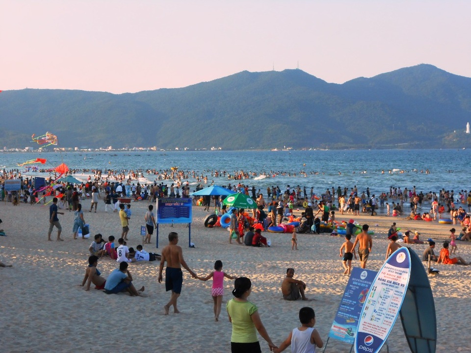 Quá nóng, người dân đổ xô đi tắm biển “hạ hỏa” - 1 Đông đảo người dân đi tắm biển để giải nhiệt mùa chè, sau ngày dài chống chọi dưới “lò lửa”