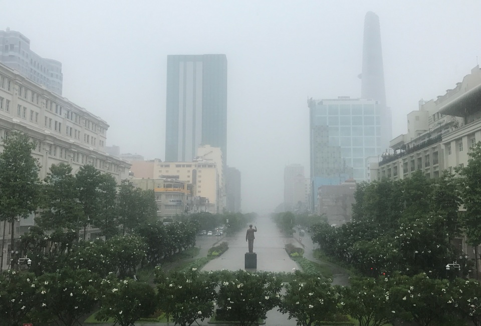 Người Sài Gòn mặc áo ấm, người Hà Nội mướt mải vì nóng 41 độ C - 1 Suốt từ giữa trưa đến tối nay (4/6), khu vực Nam Bộ và TPHCM có mưa trên diện rộng và kéo dài dầm dề.