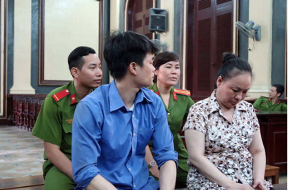 Vào sân bay để giao nhận 7,2 kg ma túy - 1 Các bị cáo tại tòa.
