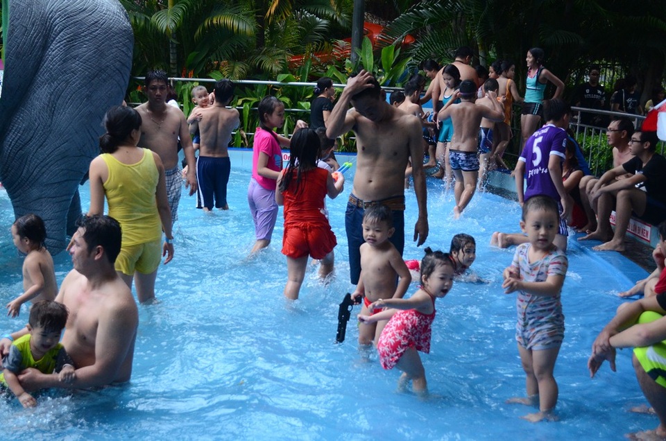 Người làm du lịch thất vọng với "vũ điệu bikini" phản cảm ở Đầm Sen - 1 Công viên nước Đầm Sen là nơi nhiều gia đình đưa các em nhỏ đến đây vui chơi, giải trí.