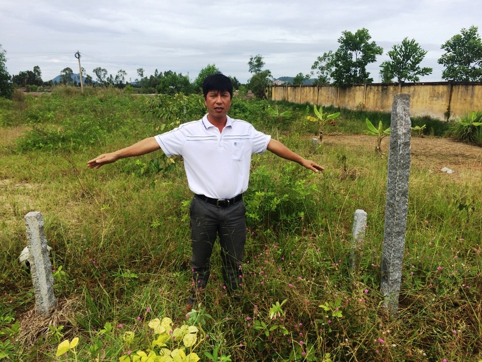 Kiên Giang: Đề nghị làm rõ vụ tranh chấp đất tại huyện Hòn Đất - 3 Theo hàng trụ đá mà mẹ con bà Mánh cắm ngày 21/10/2016, thì phần đuôi đất 2,22m của ông Cường đã nằm trọn qua đất bà Mánh