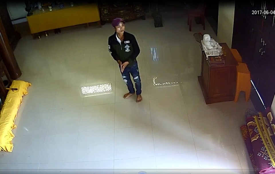 Cạy hòm công đức trộm tiền chỉ trong vài chục giây - 1 Đối tượng Nguyễn Quang Hiệp vào trong chánh điện chùa và quan sát camera