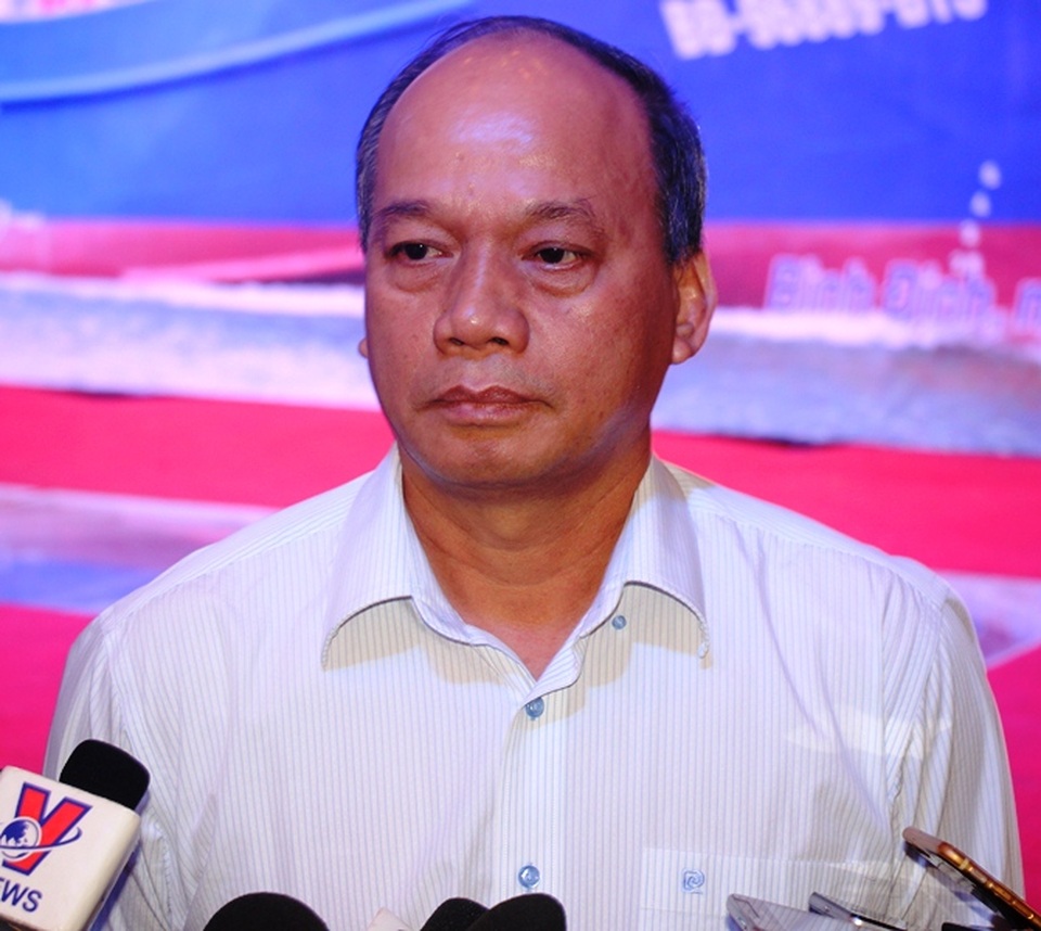Lãnh đạo tỉnh Bình Định kêu gọi “lương tâm” các cơ sở đóng tàu - 1 Thứ trưởng Bộ NN&PTNT Vũ Văn Tám cho biết sẽ tạm đình chỉ không cho 2 đơn vị đóng tàu là Cty TNHH MTV Nam Triệu và Cty TNHH Đại Nguyên Dương nhận thêm hợp đóng mới đóng tàu vỏ thép cho ngư dân