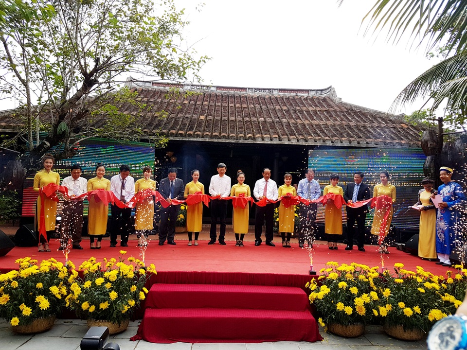 Khai mạc Festival Tơ lụa thổ cẩm Việt Nam - Châu Á 2017 - 1 Cắt băng khai trương Festival Tơ lụa thổ cẩm Việt Nam - Châu Á 2017