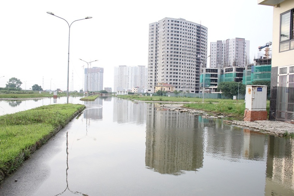 Hy hữu ở Hà Nội: Nước ngập cả tuần, người dân... chăn vịt giữa phố - 1 Khoảng 1 tuần nay, nhiều tuyến đường trong tổ dân phố 6 và đất dịch vụ khu B, phường Yên Nghĩa (Hà Nội) bị ngập úng nặng. Có nơi nước ngập sâu đến 30cm, làm đảo lộn nghiêm trọng cuộc sống sinh hoạt của người dân.