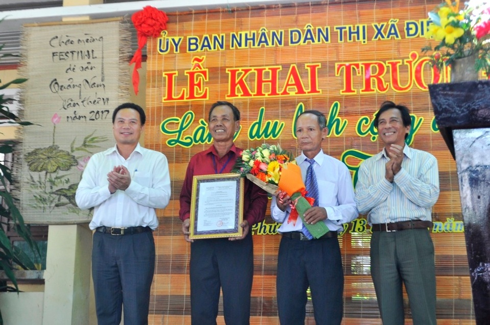 Thêm một làng du lịch cộng đồng mở cửa đón khách - 1 Trao giấy chứng nhận cho làng du lịch cộng đồng Triêm Tây