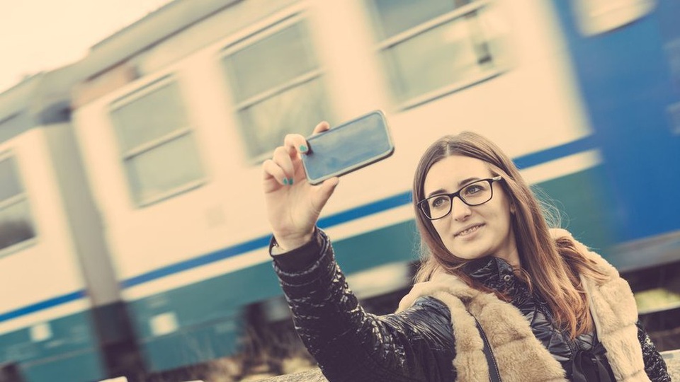 Sri Lanka cấm chụp selfie gần đường ray tàu điện để hạn chế tai nạn - 1 Chụp ảnh selfie trước đoàn tàu đang chạy là điều được nhiều bạn trẻ ưa thích. Tuy nhiên đây là một việc làm hết sức nguy hiểm.