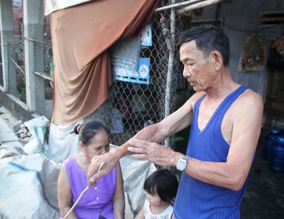 Người dân khốn khổ vì “giặc” mọt mì - 1 Trò chuyện với PV Dân trí nhưng ông Long vừa nói vừa lấy tay để đuổi mọt bám vào người