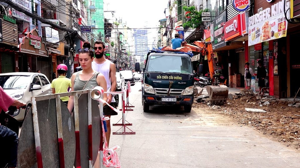 Tất bật “thay da” cho đường Bùi Viện trở thành phố đi bộ - 1 Đường Bùi Viện đang thi công nên du khách di chuyển cũng khá khó khăn.