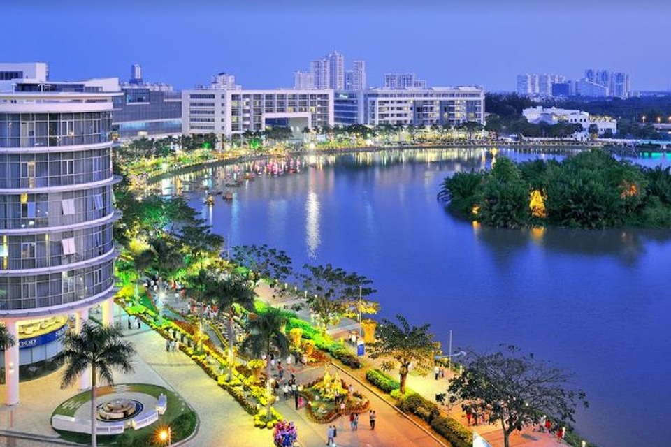 Khu Nam Sài Gòn: Cửa hàng đắt giá! - 1 Khu The Crescent - Hồ Bán Nguyệt một địa danh nổi tiếng của cả Việt Nam nhờ cảnh quan bắt mắt và dịch vụ đa dạng với sự góp mặt của nhiều thương hiệu hàng đầu trong và ngoài nước