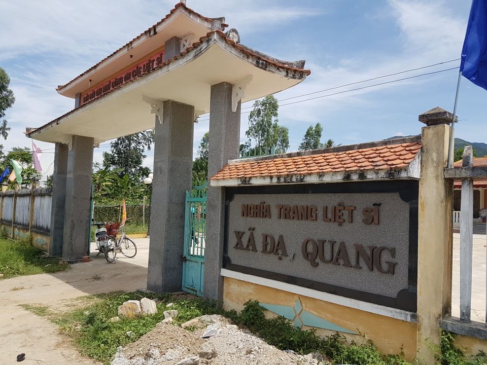 Cải tạo nghĩa trang liệt sĩ bằng cách… san phẳng phần mộ - 1
Nghĩa trang liệt sĩ xã Đại Quang, huyện Đại Lộc hiện đang được cải tạo, sửa chữa.