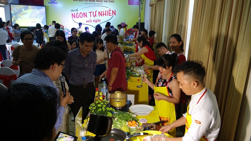 Khi nhà báo trổ tài… dao thớt - 1 Sôi nổi cuộc thi nấu ăn dành cho những người làm báo.