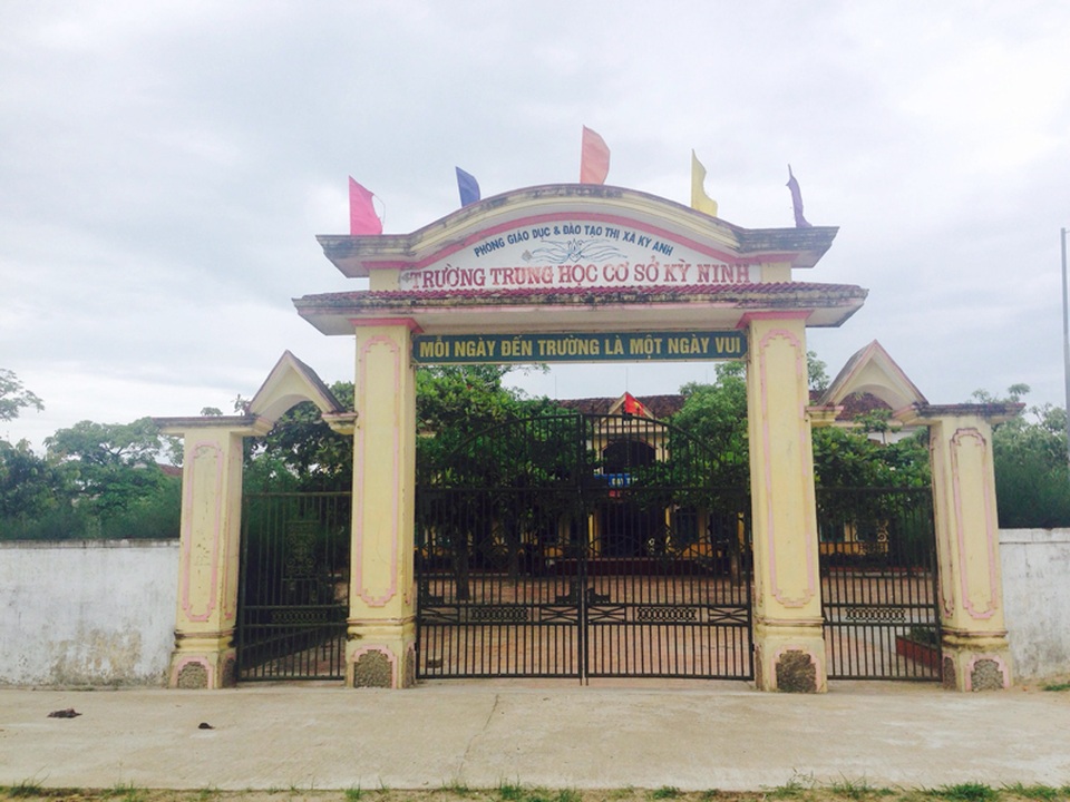 Chậm chi trả gần 16 tỷ đồng theo Nghị định 116 cho hàng trăm giáo viên - 1 Trường THCS Kỳ Ninh (xã Kỳ Ninh, thị xã Kỳ Anh) có 39 giáo viên thuộc diện hưởng chính sách theo Nghị định 116. Tuy nhiên, đến thời điểm này tất cả các giáo viên trên vẫn chưa được chi trả số tiền trong năm 2016 với tổng số tiền 588,9 triệu đồng.