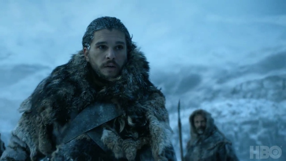 
Các khuôn hình trong trailer cho thấy có rất nhiều cảnh chiến đấu quan trọng diễn ra ở phương Bắc, nơi Jon Snow đã được tôn xưng là Vua phương Bắc. Đặc biệt đã xuất hiện cảnh Jon Snow chiến đấu với xác sống Bóng Trắng cho thấy mối đe dọa lớn nhất đối với sự tồn vong của 7 vương quốc trên lục địa Westeros đã thực sự xuất hiện.
