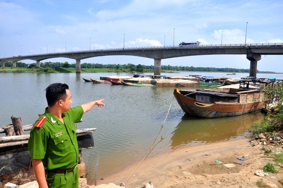 Cấm ghe trang bị dụng cụ hút cát để chống cát tặc - 1 Ghe hút cát lậu bị bắt đưa về chân cầu Câu Lâu