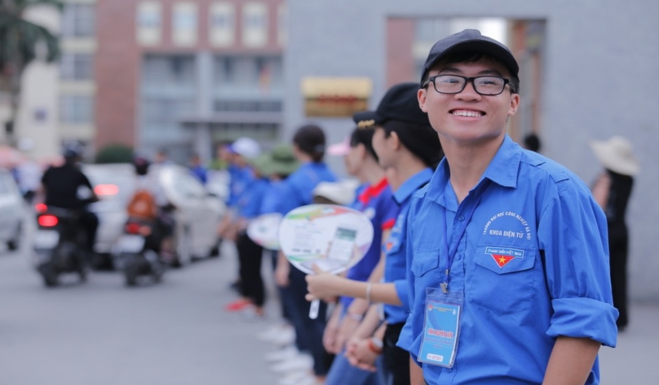 Chùm ảnh: Nhìn lại hành trình vượt vũ môn của các thí sinh THPT 2017 - 2
Nụ cười tươi tắn của nam thanh niên tình nguyện sẵn sàng”tiếp sức mùa thi” cho thí sinh.