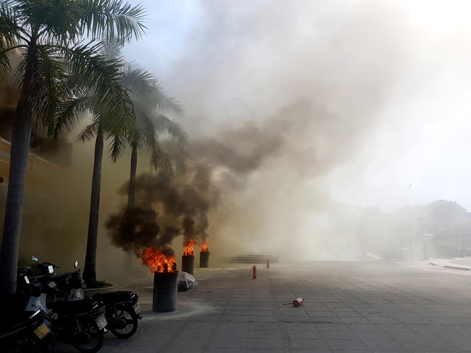 Đám cháy bùng phát mạnh