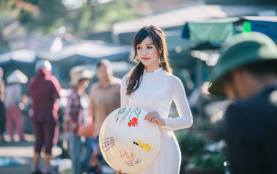 Thiếu nữ Huế duyên dáng áo dài trắng ở chợ Đông Ba - 1
Bộ ảnh thiếu nữ Huế ở chợ Đông Ba do bạn Nguyễn Thanh Cường (sinh năm 1995, Huế) hiện đang là sinh viên năm 4 tại Đại học Bách khoa Đà Nẵng thực hiện.
