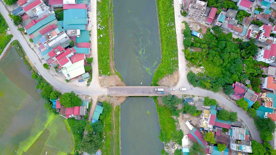 
Cầu Chiếc nằm tại Km8+255 tỉnh lộ 427 (huyện Thường Tín, Hà Nội) nhiều năm nay trong tình trạng xuống cấp. Để đảm bảo an toàn giao thông, cuối năm 2016, thành phố phê duyệt dự án đầu tư xây dựng cầu Chiếc mới để thay thế cầu cũ.
