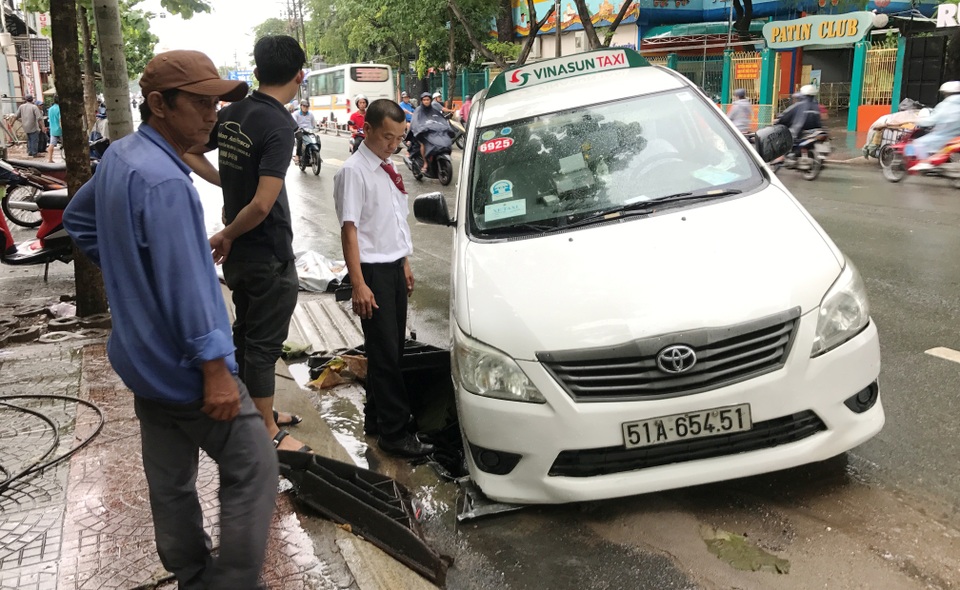 Tài xế “dính bẫy”, taxi lọt hố công trình giữa Sài Gòn - 1 Chiếc taxi bất ngờ lao xuống hố công trình đầy dây cáp chằng chịt giữa đường Nguyễn Thị Minh Khai, quận 1, TPHCM.