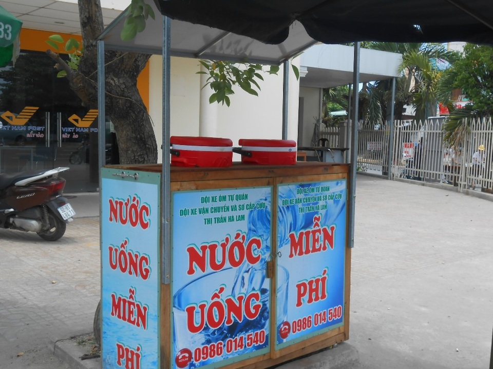 Tủ nước nghĩa tình của đội xe ôm cứu thương - 1 Thùng nước nghĩa tình của đội xe ôm cứu thương