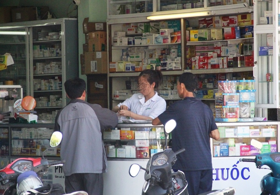 Hơn 100 loại thuốc đấu thầu có giá cao chót vót: Chỉ 1/3 số thuốc giảm giá - 1 Hơn 100 loại thuốc trúng thầu các cơ sở y tế công lập tại Bình Định cao hơn các địa phương khác là chuyện bình thường