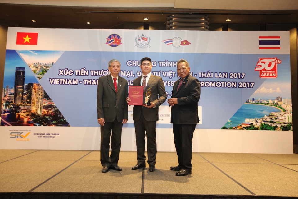 Bảo Tín Minh Châu vinh dự nhận 3 giải thưởng Quốc tế tại Thái Lan và Myanmar - 1
Doanh nhân Vũ Phương Nam vinh dự lên nhận chứng nhận; “Thương hiệu, sản phẩm hội nhập uy tín, chất lượng ASEAN” dành cho sản phẩm Kim Cương của Bảo Tín Minh Châu tại Thái Lan.