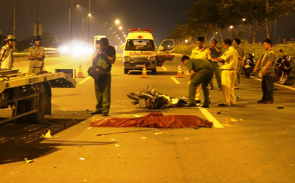 Lực lượng Công an trắng đêm khám nghiệm hiện trường vụ tai nạn.