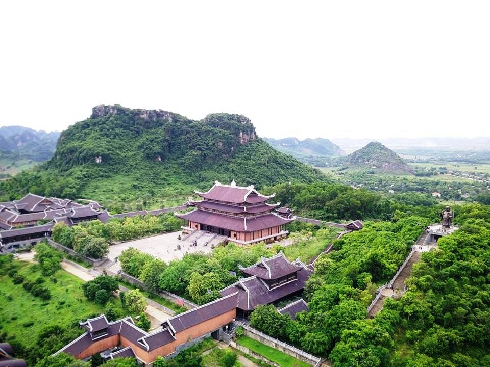 Toàn cảnh ngôi chùa lớn nhất Việt Nam nhìn từ độ cao 100m - 1
Chùa Bái Đính (xã Gia Sinh, huyện Gia Viễn, tỉnh Ninh Bình) là ngôi chùa lớn nhất Việt Nam hiện nay. Chùa nằm trên diện tích 539ha, gồm 27ha khu chùa cổ, 80ha khu chùa mới (trong ảnh). Chùa Bái Đính hiện đang giữ nhiều kỷ lục Việt Nam, Châu Á, Đông Nam Á. Nhìn từ độ cao 100m, toàn cảnh chùa được thu vào tầm mắt với cảnh sắc đẹp đến lạ thường.