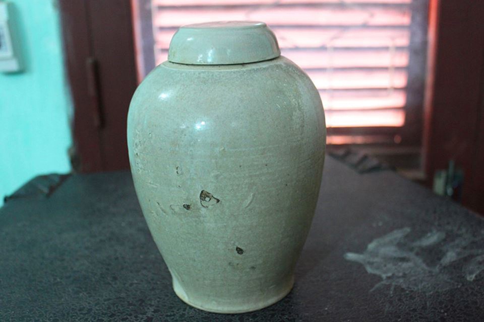 Phát hiện ngôi mộ cổ độc mộc chứa nhiều bình gốm - 3 Chiếc còn lại đang còn nguyên vẹn