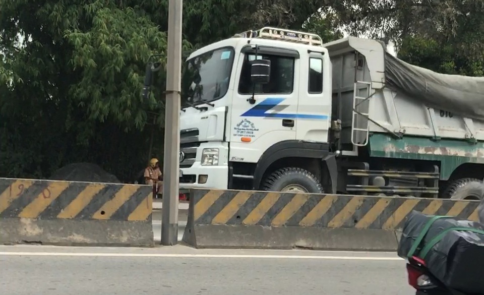 "Xe vua" ngang nhiên hoành hành trên quốc lộ 1K? - 1 Hàng loạt xe có dấu hiệu thay đổi kết cấu thùng, chở quá tải...