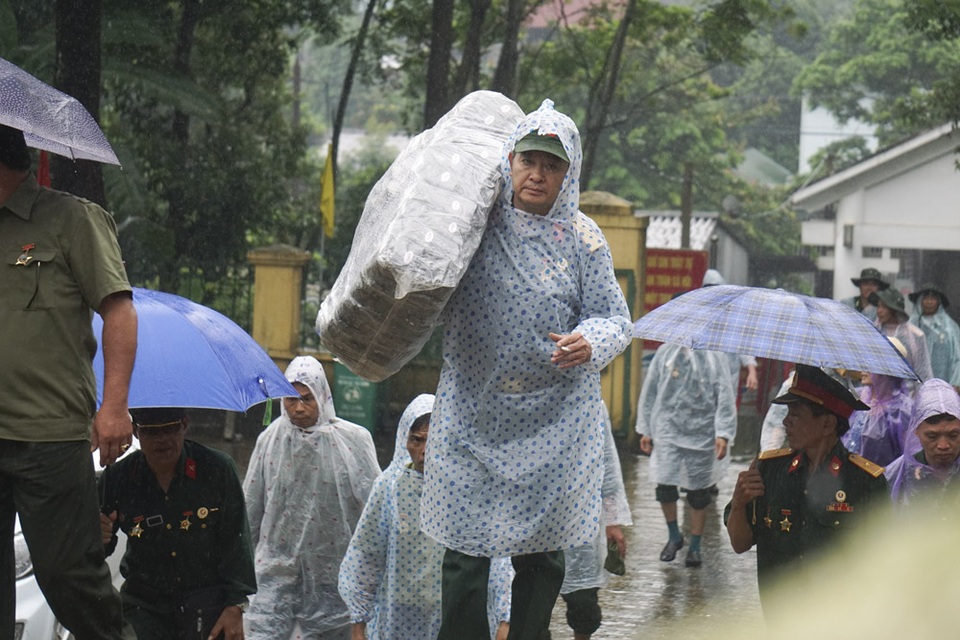 Trở về bên đồng đội yên nghỉ nơi chiến trường biên giới Vị Xuyên - 1
Đối với các cựu binh của Sư đoàn 356 (F356), ngày 12/7 hàng năm được coi như ngày giỗ trận của sư đoàn vì không thể nào quên được hình ảnh các đồng đội ngã xuống, máu thấm vào đất, vào nước, thấm cả vào cây cỏ trong trận đánh mở màn chiến dịch MB84 giành lại các cao điểm tại mặt trận Thanh Thủy (huyện Vị Xuyên, Hà Giang) vào rạng sáng 12/7/1984.