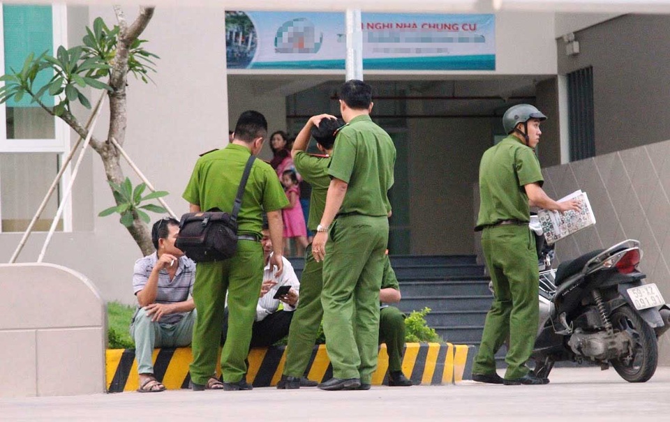 Bảo vệ ngã thang máy chung cư, tử vong tại chỗ - 2 Lực lượng công an khám nghiệm hiện trường, điều tra vụ tai nạn.