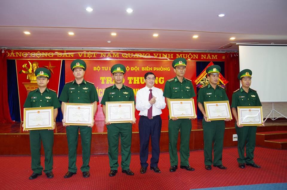 Thưởng Ban chuyên án bắt giữ 40 bánh heroin và 120.000 viên ma túy tổng hợp - 3 Phó Chủ tịch UBND tỉnh Hà Tĩnh Đặng Quốc Vinh trao thưởng cho các cá nhân xuất sắc trong Ban chuyên án.
