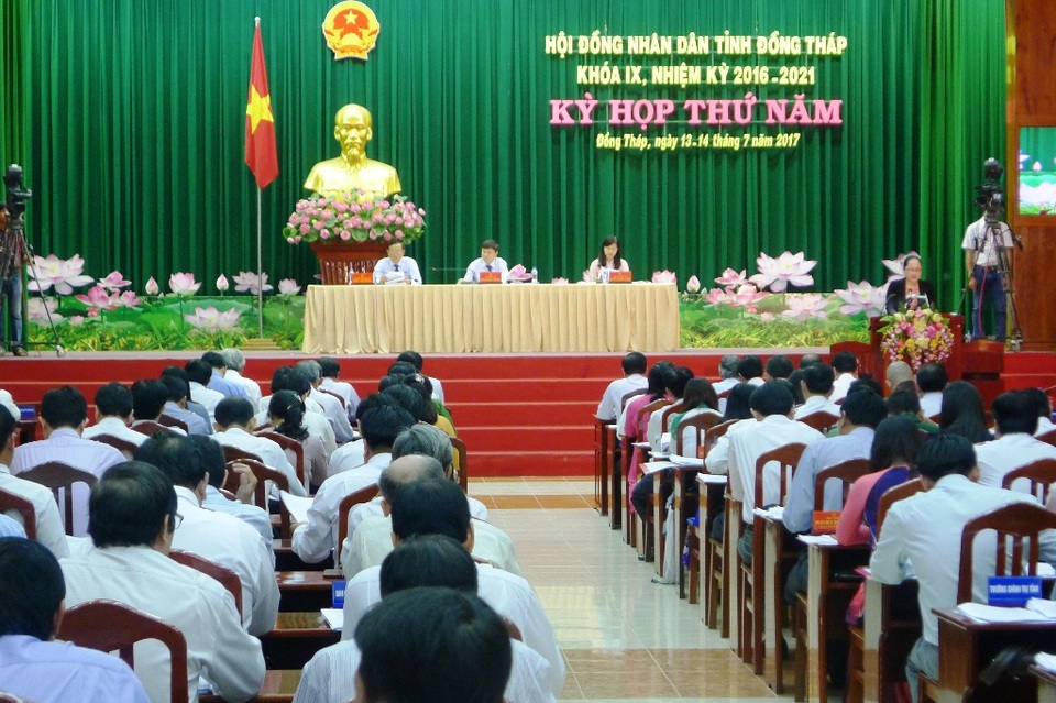 Cử tri Đồng Tháp "đau đầu" vì nhạc sống, karaoke di động - 1 Trước kỳ họp thứ 5 diễn ra, cử tri gửi nhiều vấn đề bức xúc đến các đại biểu, trong đó cử tri đề nghị UBND tỉnh Đồng Tháp cần quan tâm đến người Việt Nam sống ở Campuchia nay về Việt Nam nhưng chưa làm hộ khẩu được