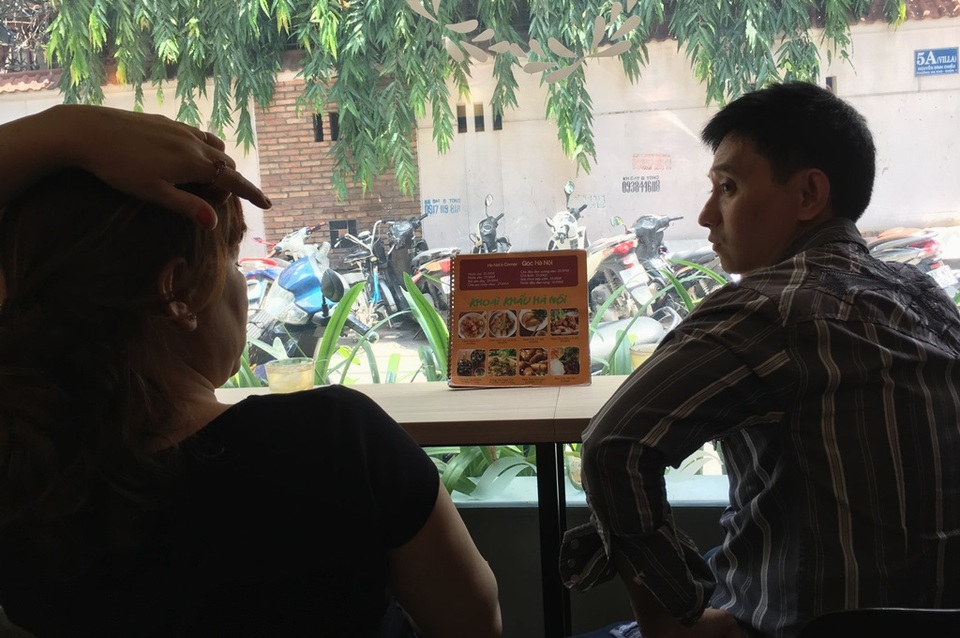 Món ngon từ lá chanh đậm chất Hà Nội giữa lòng Sài Gòn - 1 Quán nhỏ nằm trong hẻm nhưng khá đông khách bởi các món ăn đậm chất Hà Nội.