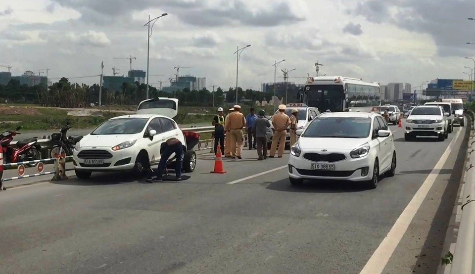 Xe khách gây tai nạn liên hoàn, đường dẫn cao tốc kẹt cứng kéo dài - 2 Các phương tiện sau vụ tai nạn nằm la liệt giữa đường khiến giao thông qua khu vực bị cản trở nghiêm trọng.