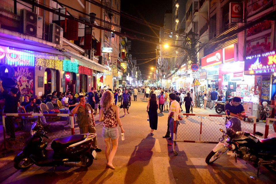 Ngày đầu tiên Phố đi bộ Bùi Viện cấm xe, người dân thong dong dạo phố - 1 Tối 15/7, phường Phạm Ngũ Lão, quận 1 bắt đầu dựng rào chắn từ ngã tư Bùi Viện - Đề Thám tới đường Đỗ Quang Đẩu để chặn xe cộ đi vào phố đi bộ Bùi Viện.