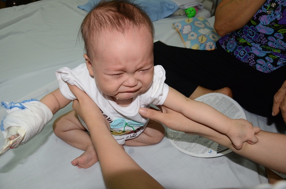 Hơn 124 triệu đồng đến với gia đình bé Huyền Thư - 1
Nhìn “thiên thần bé nhỏ” bị bệnh tật hành hạ thế này, khó ai có thể cầm lòng được !