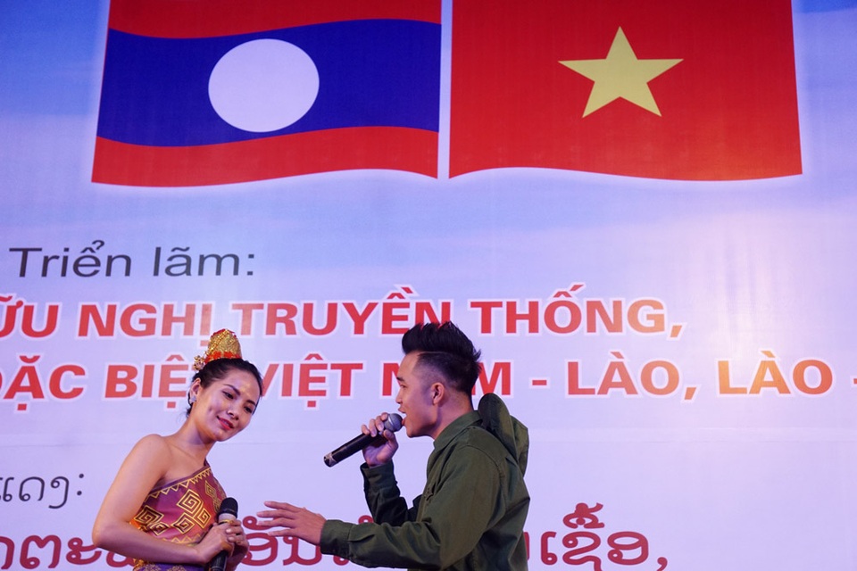 Khai mạc triển lãm kỷ niệm tình hữu nghị Việt - Lào - 1
Triển lãm do Văn phòng Trung ương Đảng Cộng sản Việt Nam phối hợp với Bộ Văn hóa, Thể thao và Du Lịch tổ chức.