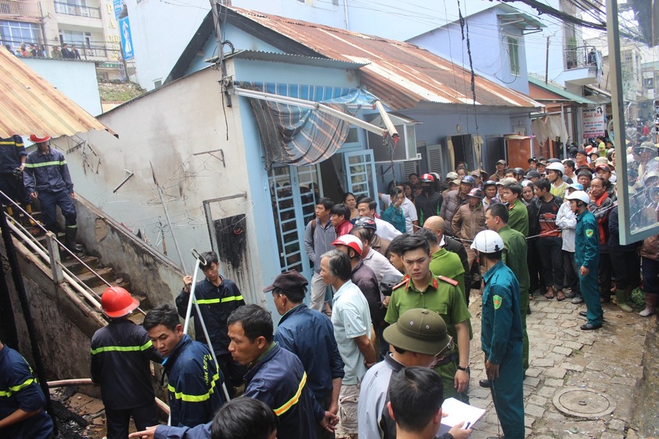 Rất đông người dân hiếu kỳ tập trung theo dõi vụ việc