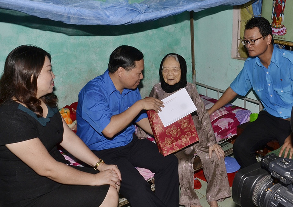 Thanh niên cả nước tham gia hành trình nhớ ơn những người anh hùng - 1
Anh Nguyễn Phi Long - Bí thư Trung ương đoàn, Chủ tịch Hội LHTN Việt Nam thăm hỏi Mẹ Việt Nam anh hùng trên địa bàn thị xã Điện Bàn, tỉnh Quảng Nam.