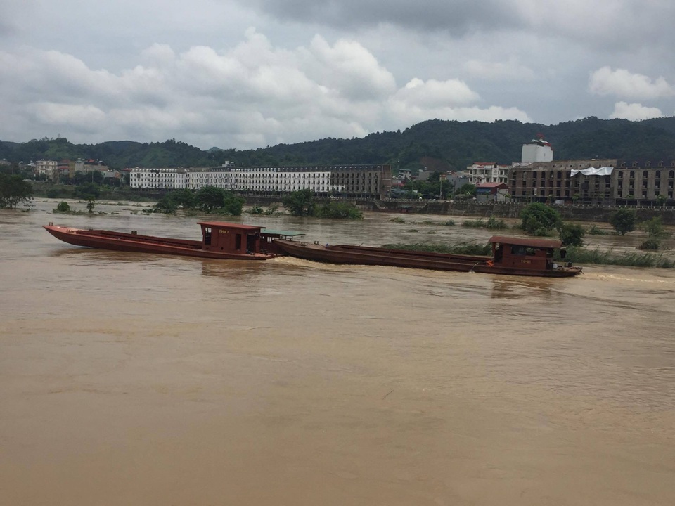 Hàng chục thuyền máy cỡ lớn bị lũ sông Hồng cuốn trôi - 1
Những chiếc thuyền bị lũ sông Hồng cuốn trôi ngày 21/7 đã được tìm thấy ở thành phố Lào Cai và đưa trở về bến Km 0 Bản Vược (huyện Bát Xát) trưa ngày 22/7.