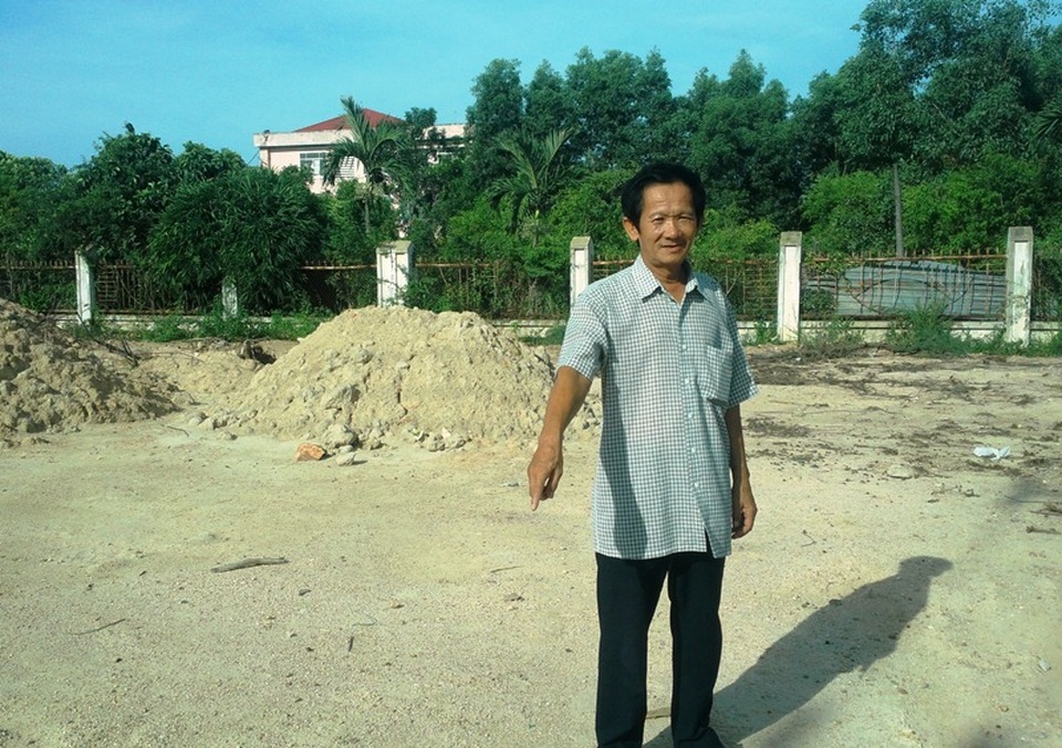 Thu đất ruộng làm khu dân cư: Dân “tố” chính quyền thành phố tắc trách! - 1 Ông Hải cho rằng 200 m2 đất của gia đình ông mua nhờ bà Loan đứng tên không thuộc diện tích thu hồi làm khu tái định cư nhưng bị chính quyền TP Quy Nhơn cho san ủi và bán nền?