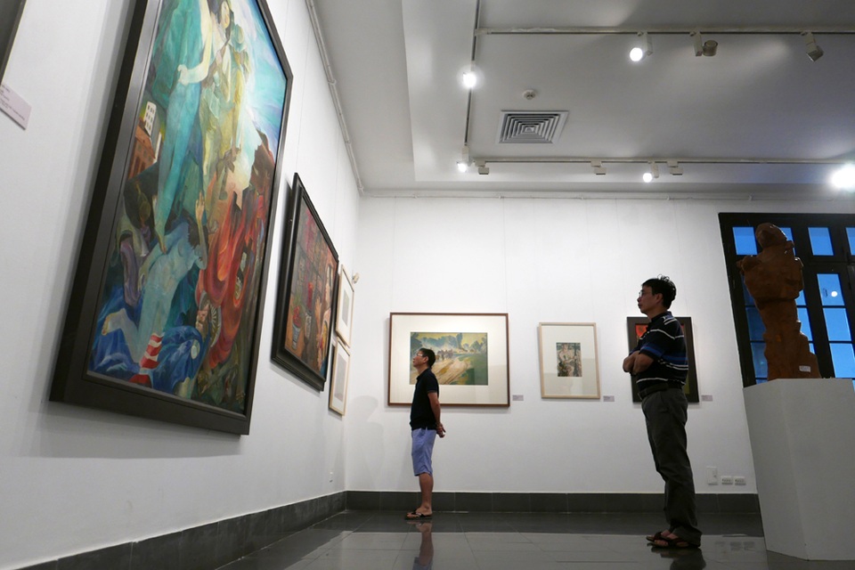 “Những năm tháng không quên” qua tranh của họa sĩ thời chiến - 1
Triển lãm “Những năm tháng không quên” do Bảo tàng Mỹ thuật Việt Nam tổ chức nhân dịp kỷ niệm 70 năm ngày thương binh liệt sĩ (27/7/1947 – 27/7/2017), giới thiệu 48 tác phẩm tranh về đề tài chiến tranh cách mạng do nhiều thế hệ hoạ sĩ, nghệ sĩ thực hiện.