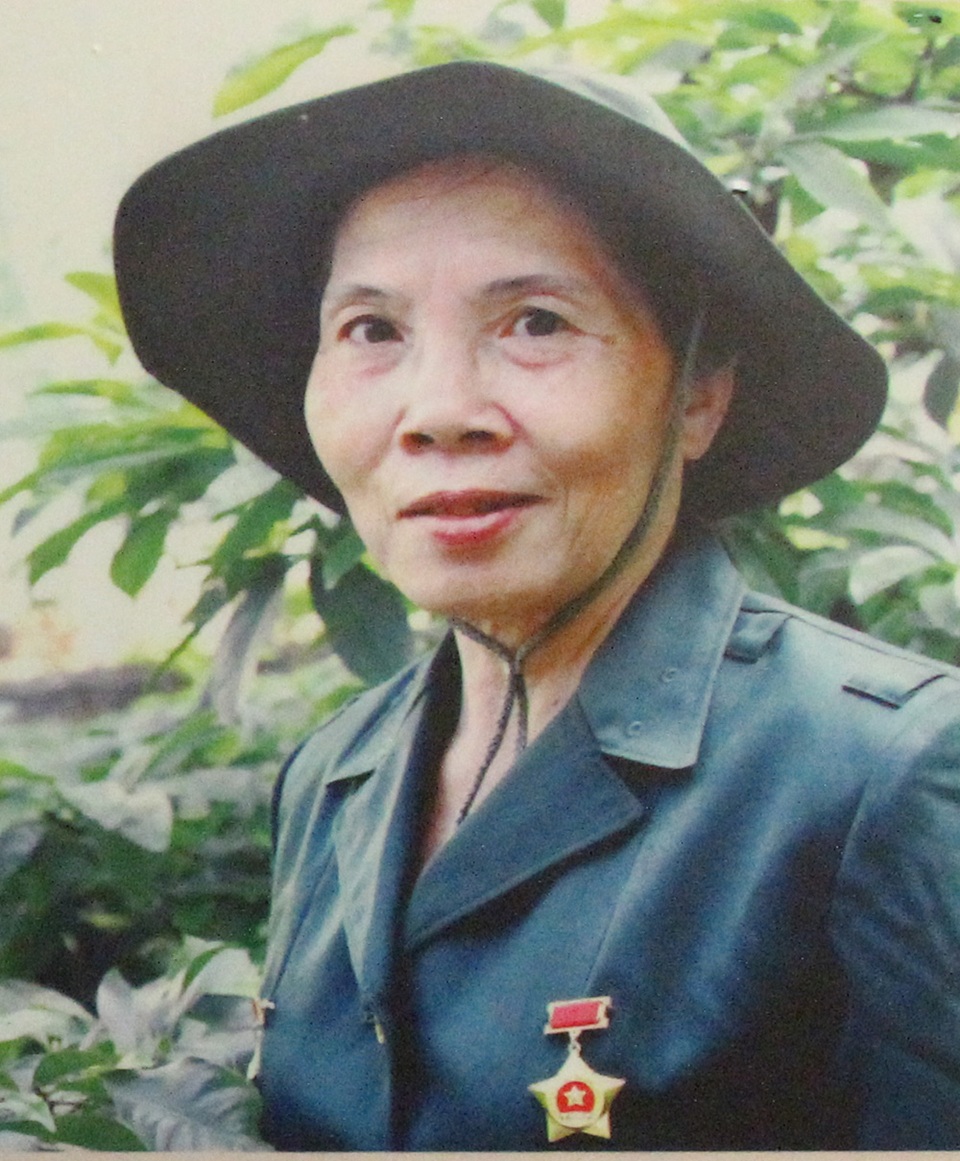 "Địch dùng dao chặt đứt lìa chân tôi, một tháng sau chúng chặt chân tôi lần 2" - 7 Bà Lê Thu Hạnh (SN 1951, thương binh 2/4,ở phường Tây Lộc, TP Huế, tỉnh Thừa Thiên Huế): Tháng 5/1968, tôi được phân công công tác về Đại đội điều trị 82 làm hộ lý. Hàng ngày tôi rửa mặt, thay quần áo, đút cơm, cháo, làm nhiệm vụ thay băng, tiêm cho thương binh, phụ cho bác sĩ mổ. Thời đó đông thương binh, y tá thiếu, nên chúng tôi làm liên tục. Tôi nhớ anh thương binh tên Quân, quê Thạch Hà (Hà Tĩnh) bị mảnh đạn xuyên phổi rất nặng. Ngoài việc cứu chữa, nếu không chăm sóc cẩn thận, tính mạng của người thương binh này sẽ nguy cấp. Suốt đêm tôi lấy lưng mình để anh Quân ngồi tựa cho dễ thở. Sau một thời gian, anh được chuyển về tuyến trên để tiếp tục điều trị.