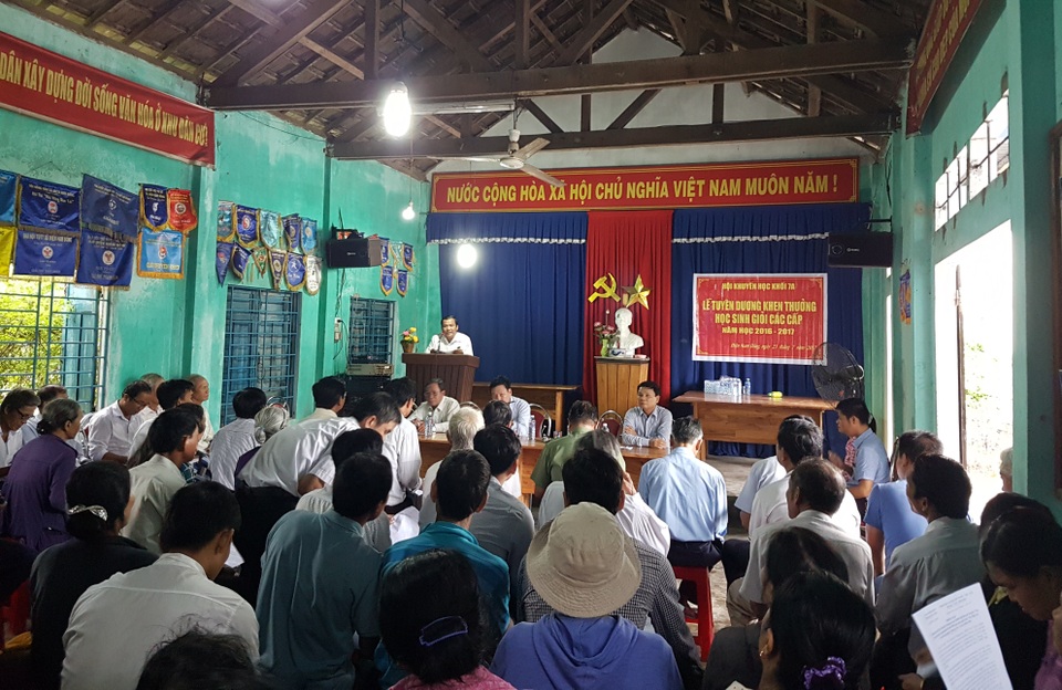 Nhà máy thép gây ô nhiễm: Dân yêu cầu di dời sớm - 1
Hơn 40 người dân nghe thông báo của tỉnh Quảng Nam, đối thoại với lãnh đạo thị xã Điện Bàn