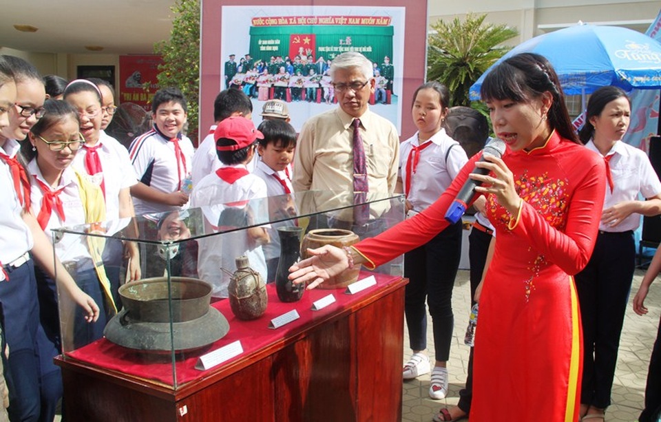 Lá thư của người con liệt sĩ gửi về mẹ Việt Nam anh hùng - 2 Các em học sinh chăm chú lắng nghe giới thiệu về các kỷ vật kháng chiến của các Liệt sĩ, Mẹ Việt Nam anh hùng.