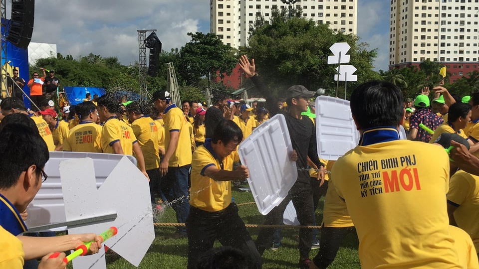 Những “chiến binh” không chỉ giỏi chuyên môn mà còn có tài năng đáng nể - 12 ...tinh thần đoàn kết thể hiện khá cao khi các chiến binh kéo co được đồng đội che chắn trước loạt đạn nước của địch