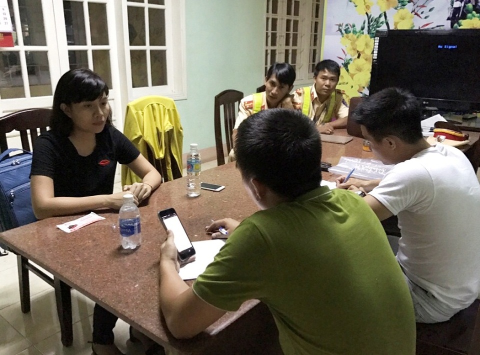 Nghi phạm Phấn (áo đen) đang làm việc tại cơ quan chức năng (ảnh cơ quan chức năng cung cấp)